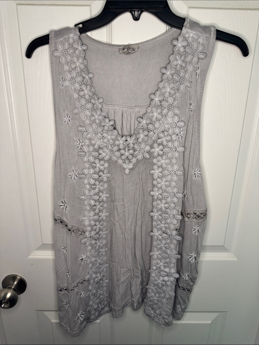 NWOT POL Floral Embroidered V-Neck Sleeveless Blouse